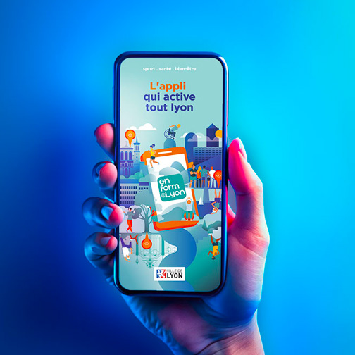 Main montrant l'application de la ville de Lyon, EnForm@Lyon et son illustration